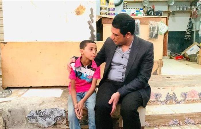 نائب محافظ سوهاج يستجيب لمناشدة الطفل "عبدالله" ويسدد إيجار محل والده لعام كامل
