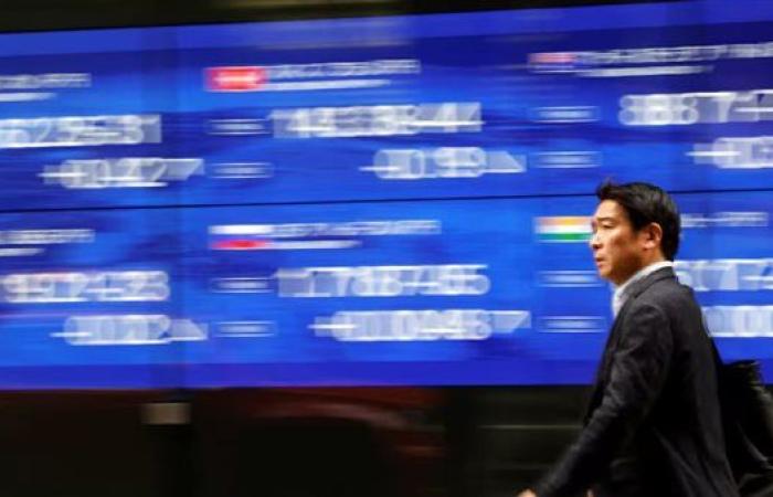 تذبذب أسواق الأسهم مع فرض ترامب رسومًا جمركية جديدة.. تفاصيل
