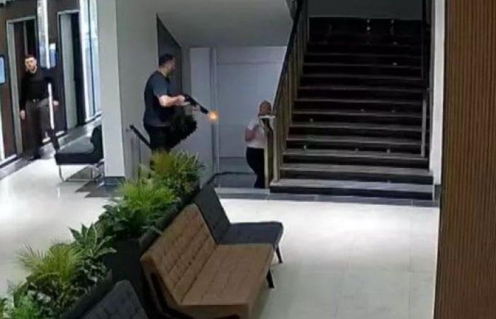 فيديو: لحظة قتل رجل لطليقته داخل مستشفى بسلاح ناري