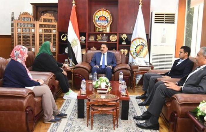 رئيس الإدارةالمركزية لوحدةالسكان بوزارةالتنمية المحلية تزور مطروح