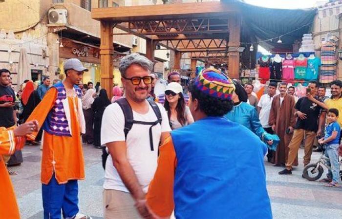 تقديم فقرات وعروض فنية بالسوق السياحى وميدان المحطة بأسوان