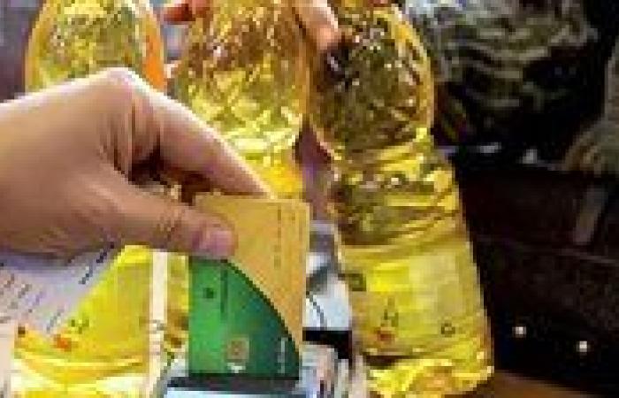 التموين: أكثر من 100 ألف أسرة بدأت صرف مقرراتها التموينية بالكارت الموحد