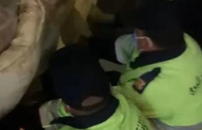 الحماية المدنية تنزل جثمان شخص ثقيل الوزن بمدينة نصر
