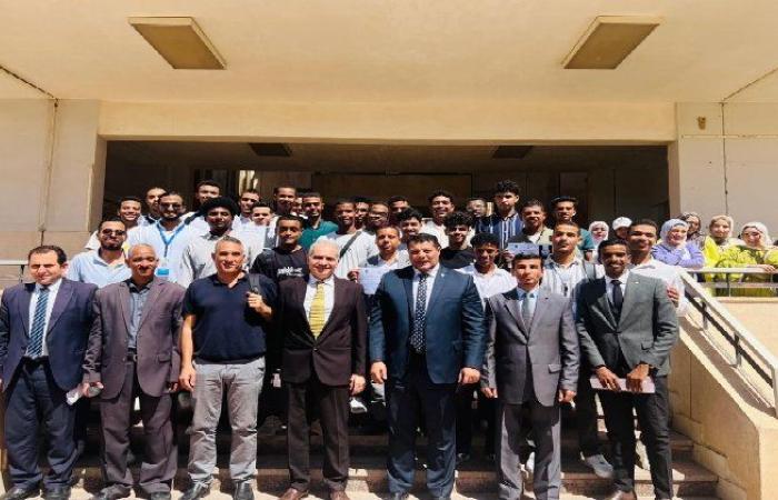 رئيس جامعة أسوان يلتقي طلاب كلية التجارة