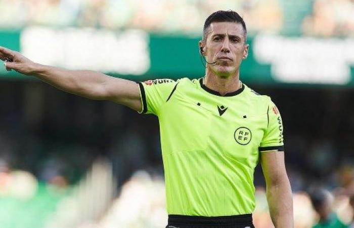 صافرة إسبانية.. اتحاد الكرة يعلن طاقم تحكيم مباراة الأهلي والزمالك في دوري نايل