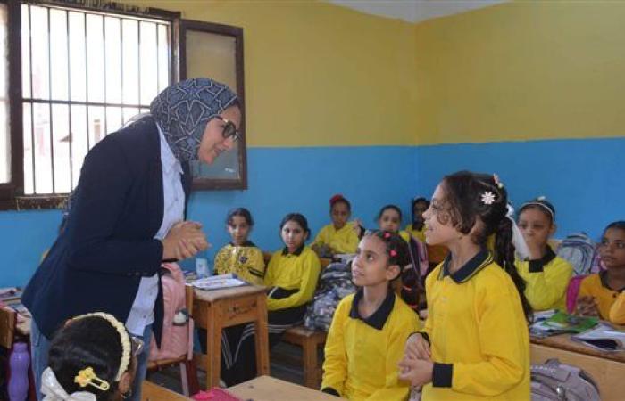 نائبة الوادي الجديد تكافئ مدرستين بالخارجة بعد جولة مفاجئة.. صور