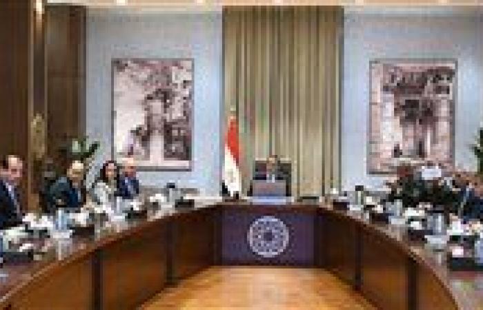 رئيس الوزراء يتابع استعدادات موسم الحج المقبل