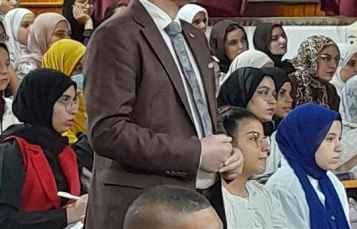 نائب رئيس جامعة أسيوط يتفقد سير العملية التعليمية بكلية العلوم