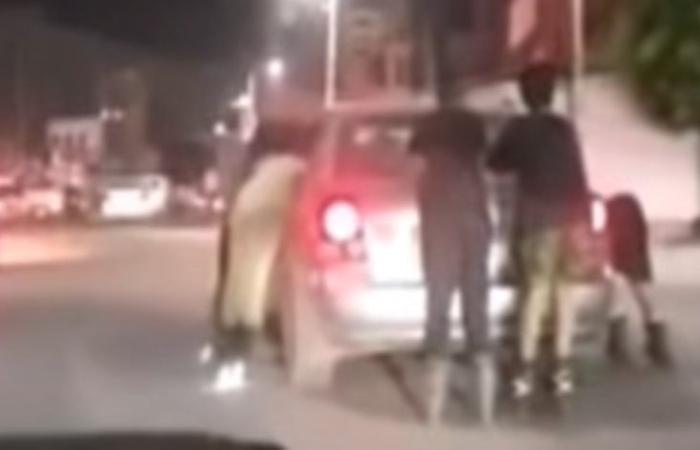 كشف ملابسات قيام قائد سيارة ملاكي بالسماح لأطفال بالتعلق بالسيارة من الخارج بالشرقية