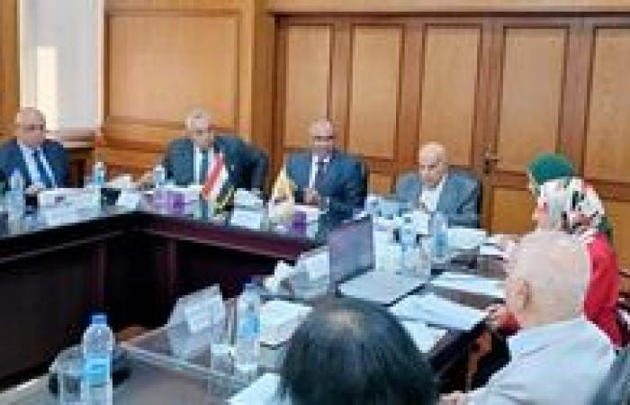 نائب وزير الإسكان يعقد اجتماعًا مع اللجنة التنسيقية العليا لتحديث أكواد مياه الشرب والصرف الصحي