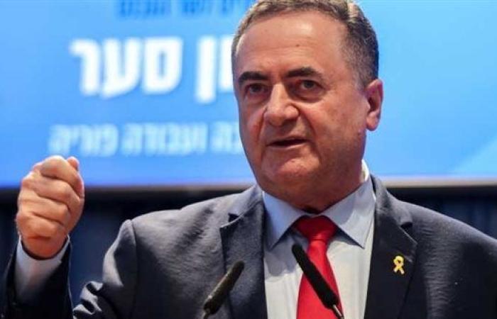 وزير الدفاع الإسرائيلي يجدد تهديده للحوثيين عقب قصف ميناء الحديدة