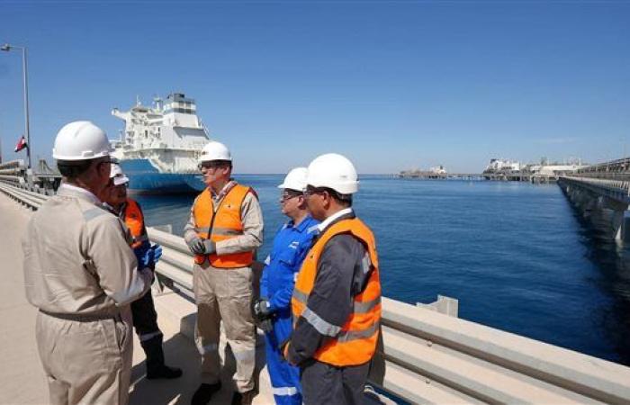 وزير البترول يتفقد سفينتي استقبال الغاز الطبيعي بالعين السخنة
