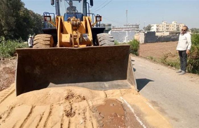 بعد استغاثة الأهالي.. بدء أعمال تمهيد طريق "دسوق–شباس الملح" بكفر الشيخ