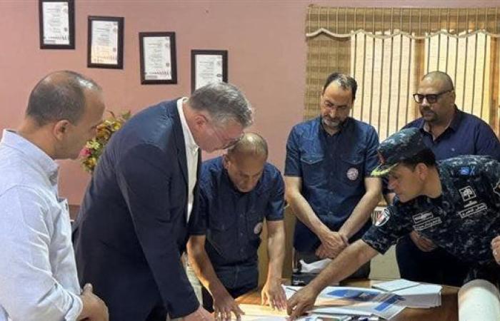 بعد
حادث
البارج
البحري..
وزير
البترول
يزور
غرفة
العمليات
بشركة
"أوسوكو"
بجبل
الزيت
في
خليج
السويس - غاية السعودية