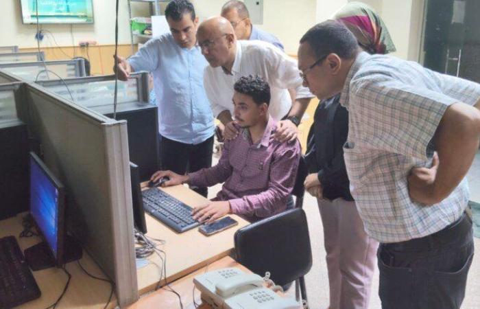 وكيل وزارة الصحة بقنا يتابع سير العمل بغرفة الطوارئ عقب انقطاع شبكات الهواتف