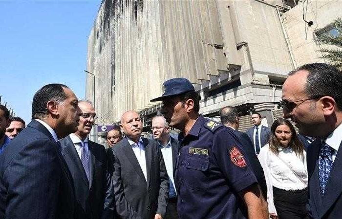رئيس الوزراء يتفقد ”سنترال رمسيس” ويستعرض تقريرا مع وزير الاتصالات بشأن عودة الخدمات