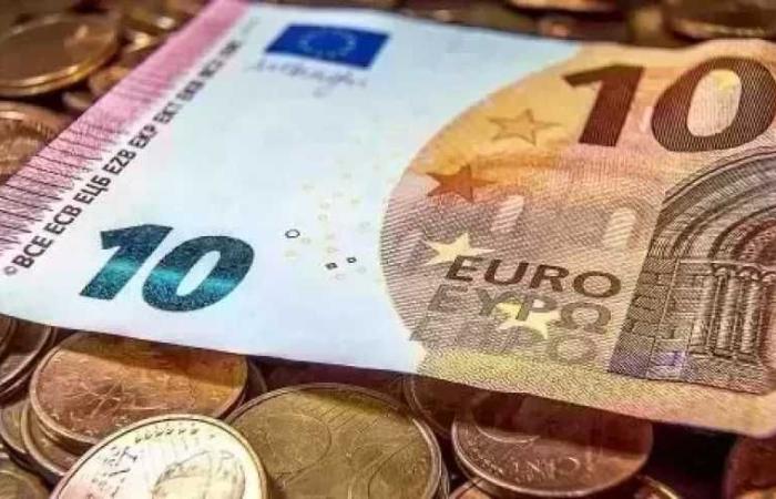 سعر
      اليورو
      اليوم
      الأربعاء
      في
      البنوك