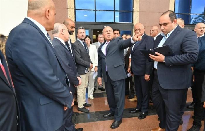 وزير الصناعة والنقل يتفقد محطة الركاب السياحية بميناء الإسكندرية