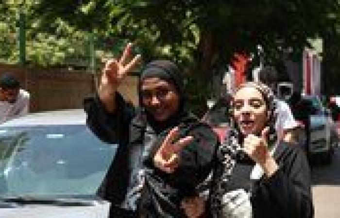 طلاب الثانوية العامة يتوافدون على اللجان فى أخر يوم امتحانات