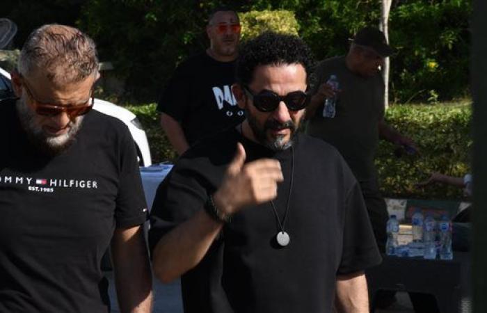شاهد.. لحظة وصول محمد هنيدي وأحمد حلمي إلى جنازة سامح عبد العزيز