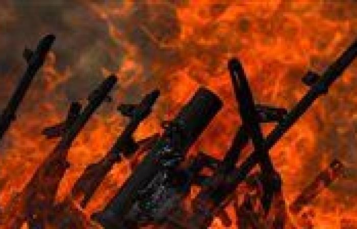بعد 40 سنة من الصراع.. مقاتلو "العمال الكردستاني" يحرقون أسلحتهم (صور)