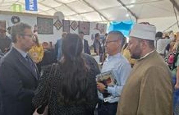 وزير الثقافة الفنزويلي يزور جناح المجلس الأعلى للشئون الإسلامية بمعرض كاراكاس