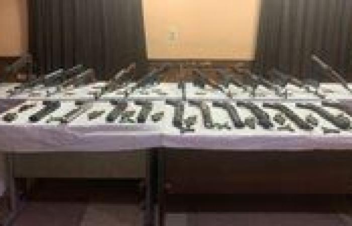 الداخلية تضبط عنصرين جنائيين بالسويس بحوزتهما أسلحة نارية وبيضاء وألعاب نارية