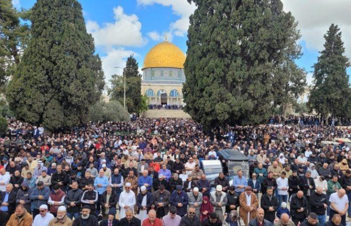 نحو 50 ألف فلسطيني يؤدون صلاة الجمعة في المسجد الأقصى