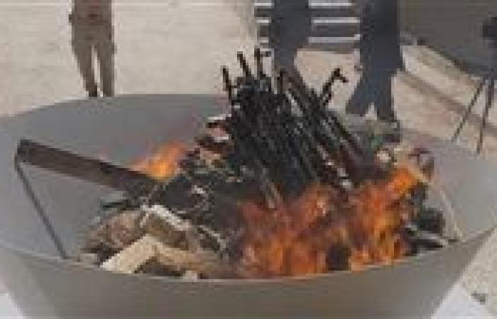 بالبلدي: مقاتلو
      حزب
      العمال
      الكردستاني
      يعلنون
      بدء
      تسليم
      السلاح
      وحرقه