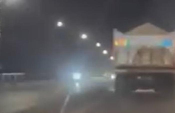 ضبط قائد سيارة نقل "بدون لوحات معدنية" محملة بالرمال أعلى كوبرى بلبيس