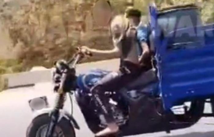 ضبط سائق صدم فرد مرور عقب استيقافه للاطلاع على تراخيص تروسيكل (فيديو)