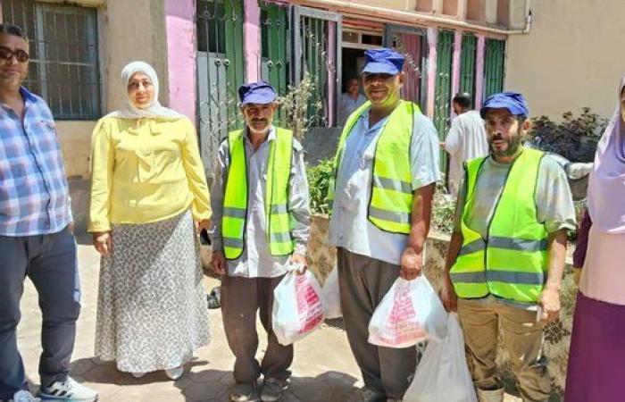 تكرم عمال النظافة وسائقي سيارات جمع القمامة تقديرًا لجهودهم في منظومة النظافة بدمياط