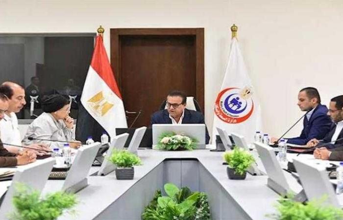 وزير الصحة يناقش عددًا من الإجراءات لتعزيز جودة الخدمات الصحية المقدمة للمواطنين