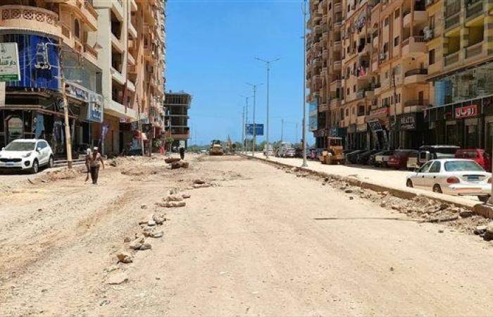 استكمال أعمال الرصف بامتداد شارع المصنع بكفر الشيخ