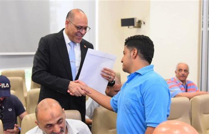 وزير العمل يسلم عقود جديدة لذوي همم بالقاهرة لدمجهم في سوق العمل