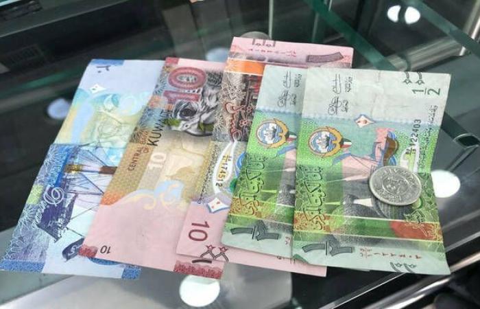 الدينار
      الكويتي
      يتباين
      أمام
      سلة
      عملات
      عربية
      وأجنبية - غاية السعودية