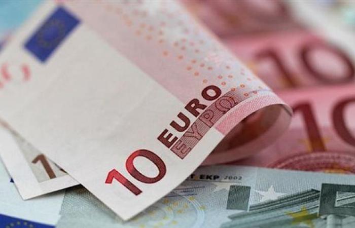اليورو يتراجع لأدنى مستوى في 3 أسابيع بعد تهديدات ترامب بفرض رسوم جمركية جديدة