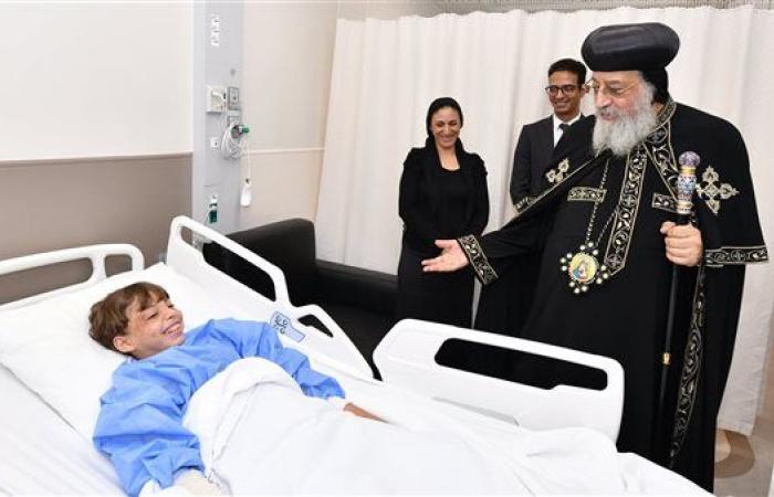 البابا تواضروس يزور مستشفى "أهل مصر" ويشيد بدورها الإنساني