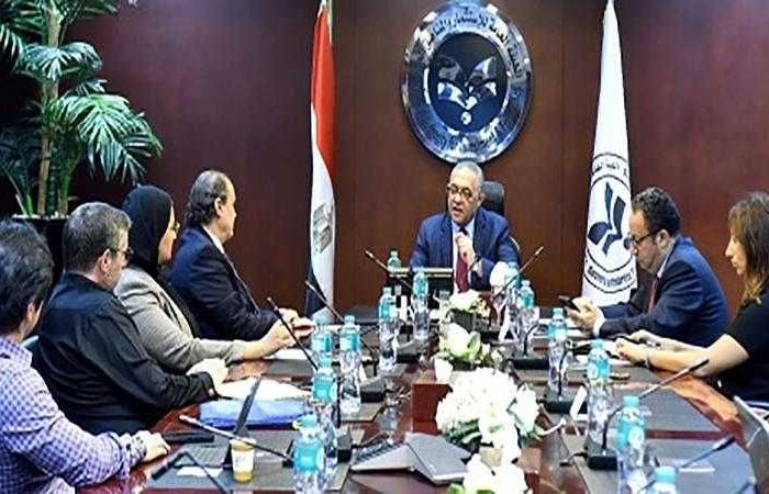 مجموعة كريستال مارتن العالمية تبحث إنشاء مصنع للمنسوجات والملابس الجاهزة في مصر