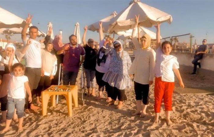 ضحك ولعب.. مكتبة "مصر العامة" تنظم فعاليات ترفيهية لذوي الهمم على شواطئ دمياط
