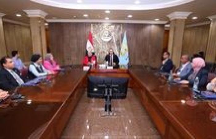 نائب محافظ كفر الشيخ يناقش خطة تنفيذ الهوية البصرية
