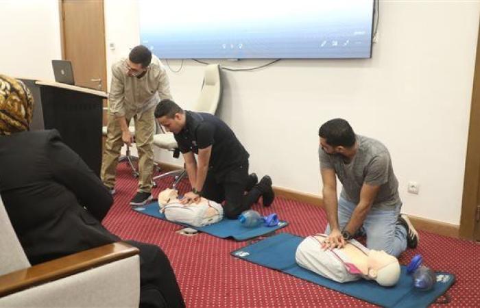 الصحة: بدء تدريب العاملين بالداخلية على استخدام أجهزة إزالة الرجفان القلبي AED