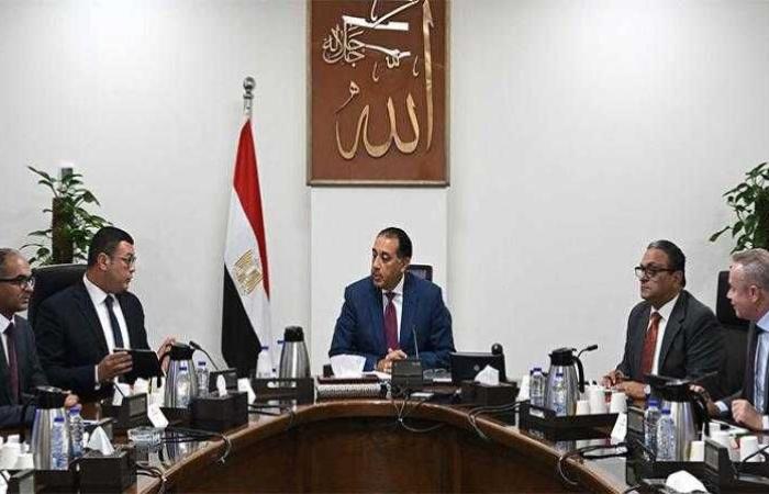 رئيس الوزراء يتابع إجراءات تنفيذ الخطة الاستراتيجية لتحلية مياه البحر