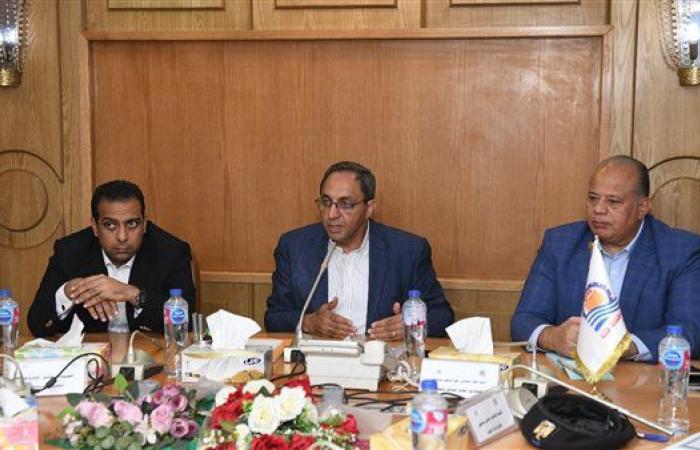 محافظ قنا يناقش الخطة الاستثمارية الجديدة ويوجه بسرعة استكمال المشروعات المتعثرة