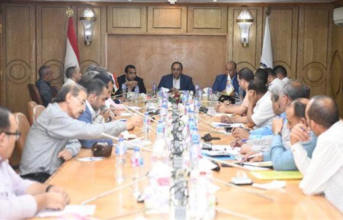 محافظ قنا يترأس اجتماعًا موسعًا لفحص "النقاط السوداء" على الطرق السريعة
