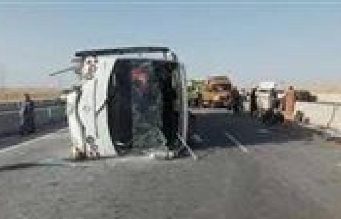 إصابة 6 أشخاص إثر انقلاب ميكروباص بالطريق الأوسطى