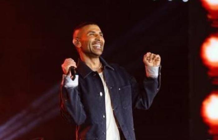 «جيبة المدرسة رجعت تاني».. موجة سخرية من إطلالة أحمد سعد في حفله بالساحل