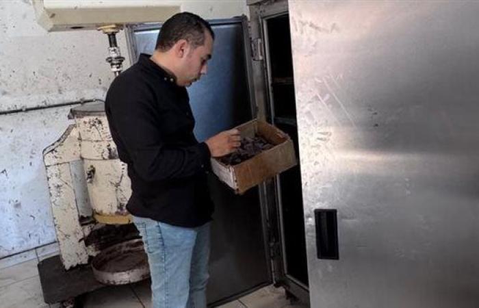 ضبط مصنعين غير مرخصين لإنتاج الشوكولاتة والحلويات بعلامات تجارية وهمية في الباجور