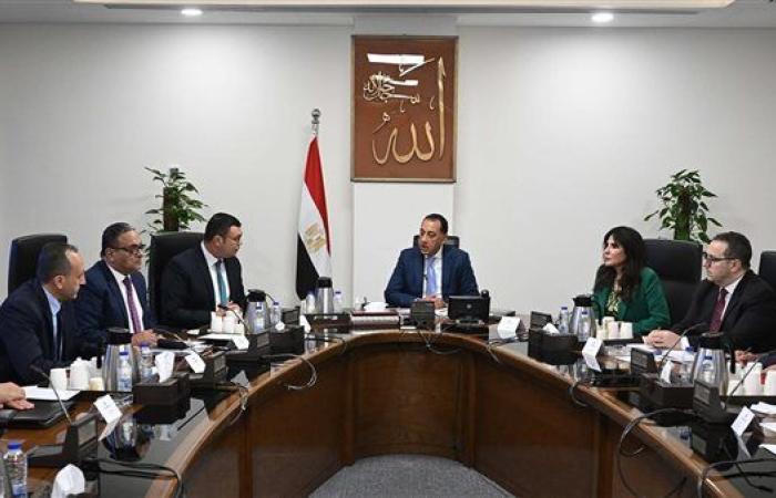 رئيس الوزراء يتابع موقف تقنين الأراضي المضافة لعدد من المدن الجديدة