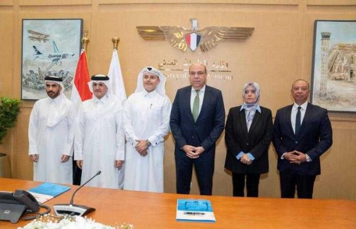 وزير الطيران المدني يستقبل وفدًا قطريًا رفيع المستوى ويعلن عن مشروع مشترك لتطوير المسارات الجوية